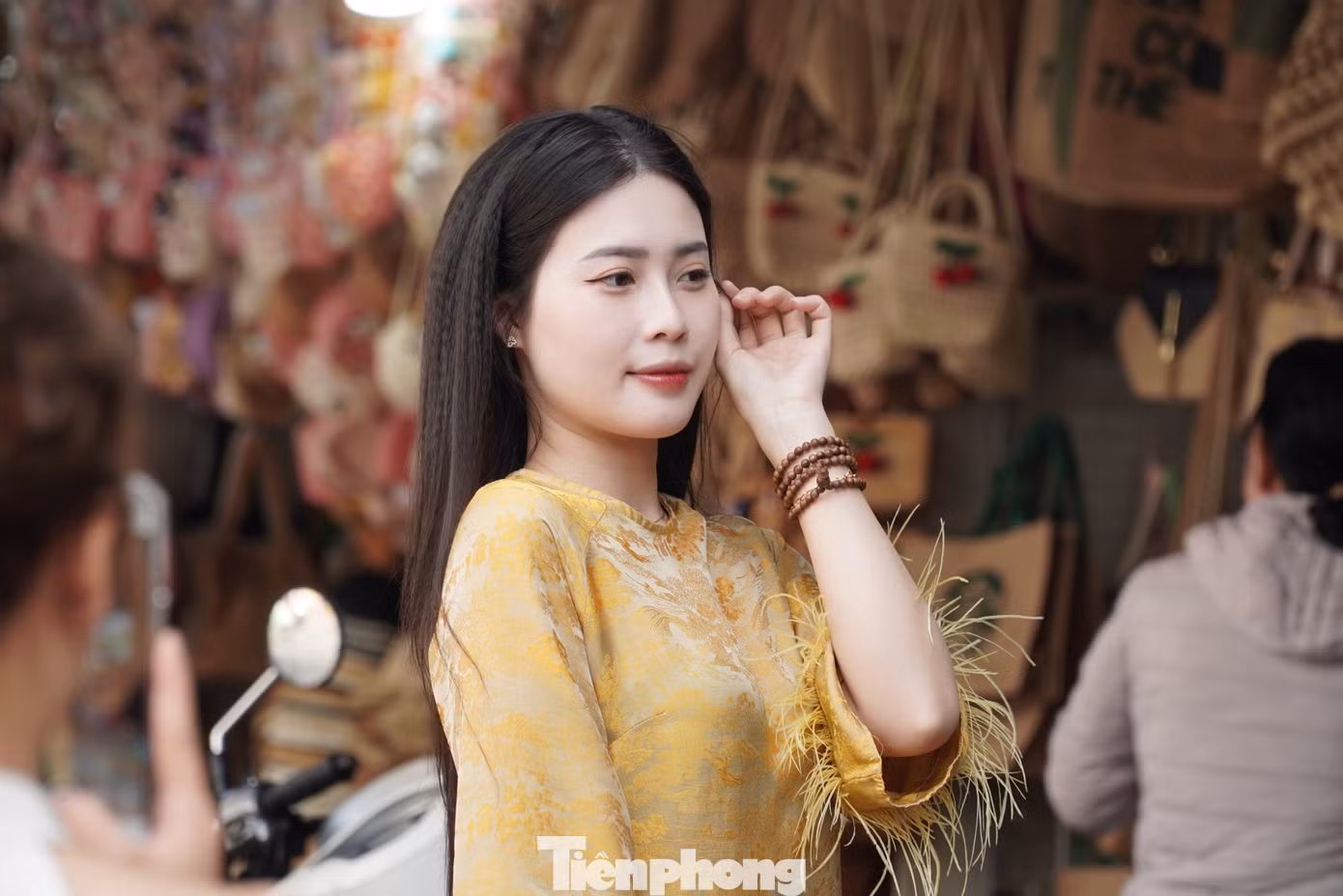 "Nàng thơ" trước quầy lưu niệm ở chợ Hàn. "Nàng thơ" trước quầy lưu niệm ở chợ Hàn.