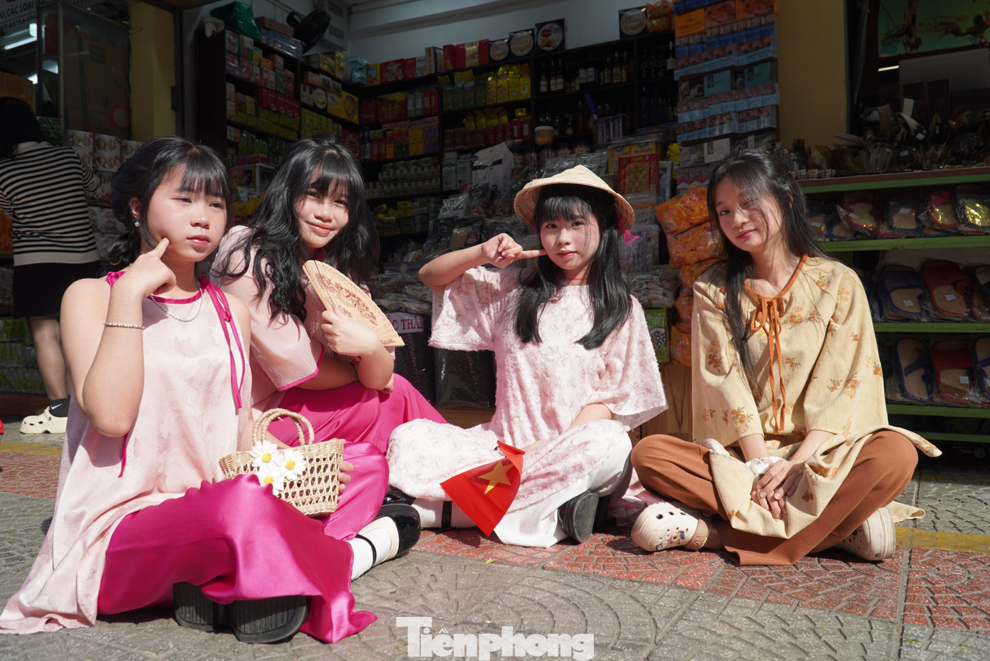 Quanh chợ góc nào cũng có thể lên ảnh. &quot;Nhìn những bức ảnh chụp lại chợ Tết thời xưa, em thấy rất xúc động nên đã rủ bạn bè tới đây để cùng chụp ảnh chợ Tết. Tụi em cũng thống nhất mang trang phục truyền thống để tái hiện cảnh Tết xưa&quot;, Thảo Chi (21 tuổi, quận Sơn Trà) chia sẻ.