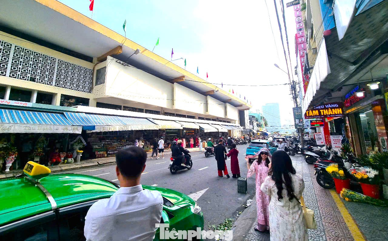 Các tuyến đường quanh chợ Hàn đã được bố trí đi một chiều nên giảm tình trạng ùn tắc, tai nạn giao thông. Chợ Hàn được hình thành từ năm 1940. Vào năm 1989, chợ được khởi công xây mới với hai tầng khang trang trên diện tích 28.000 m².