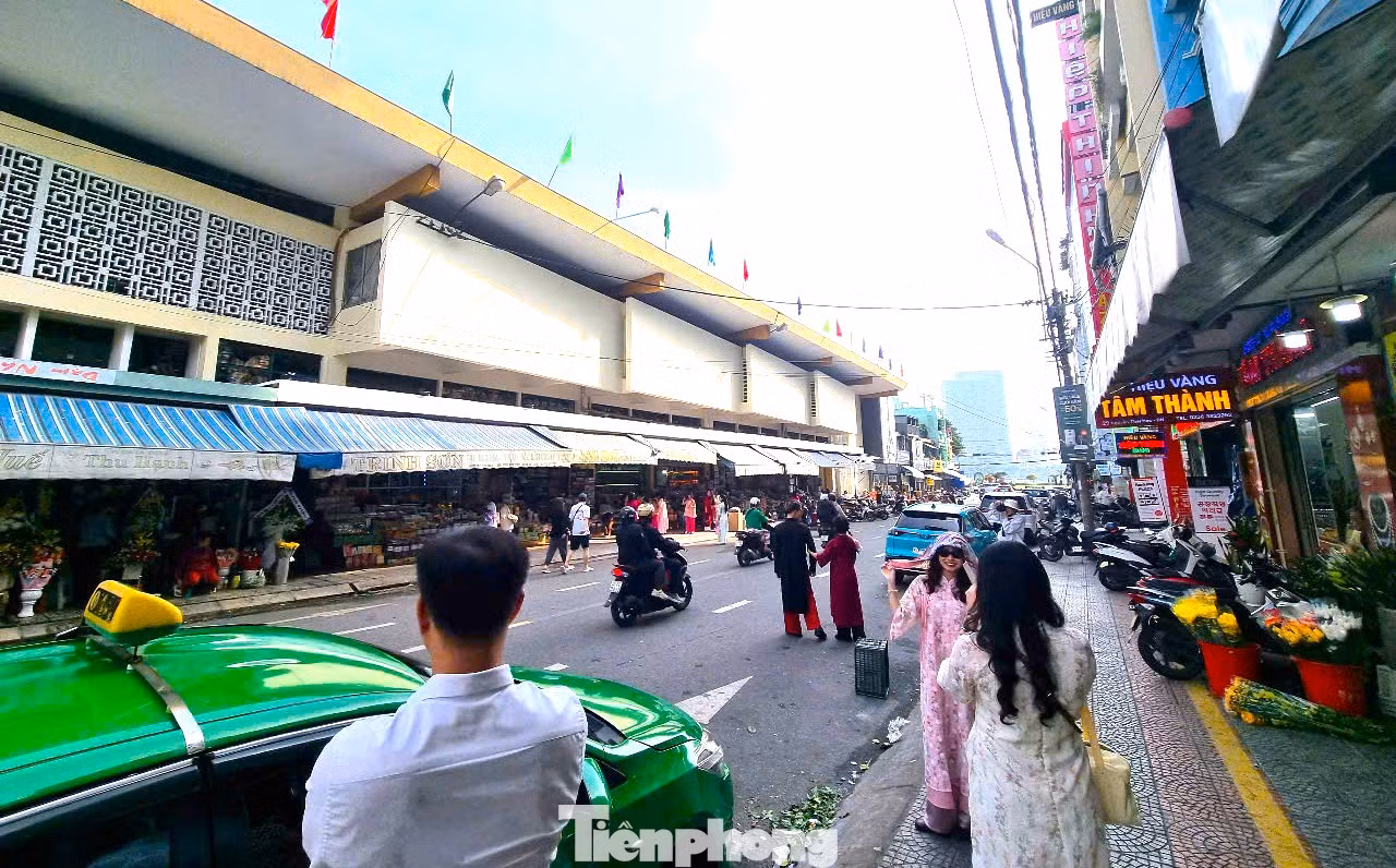 Các tuyến đường quanh chợ Hàn đã được bố trí đi một chiều nên giảm tình trạng ùn tắc, tai nạn giao thông. Chợ Hàn được hình thành từ năm 1940. Vào năm 1989, chợ được khởi công xây mới với hai tầng khang trang trên diện tích 28.000 m². Các tuyến đường quanh chợ Hàn đã được bố trí đi một chiều nên giảm tình trạng ùn tắc, tai nạn giao thông. Chợ Hàn được hình thành từ năm 1940. Vào năm 1989, chợ được khởi công xây mới với hai tầng khang trang trên diện tích 28.000 m².