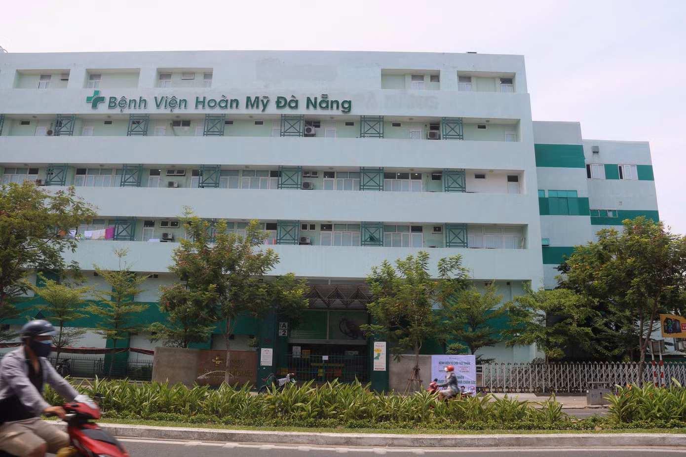 Sau khi có triệu chứng sốt, mệt mỏi, bệnh nhân tới bệnh viện Hoàn Mỹ để khám