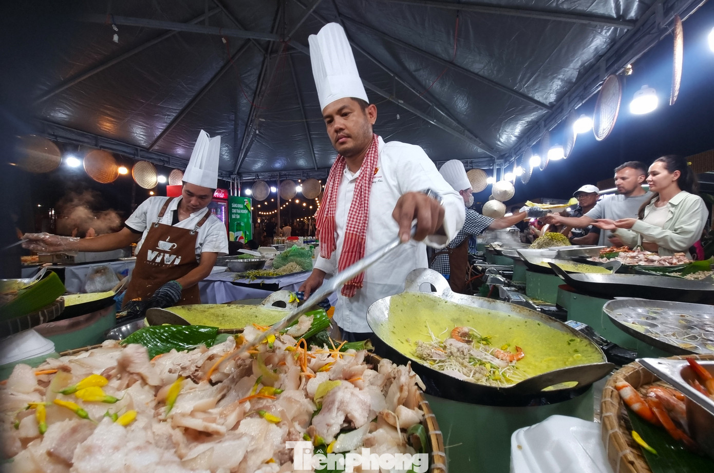 Một quầy bánh xèo với hàng chục chảo được chiên liên tục để phục vụ thực khách. Lễ hội ẩm thực kéo dài đến 1/4.