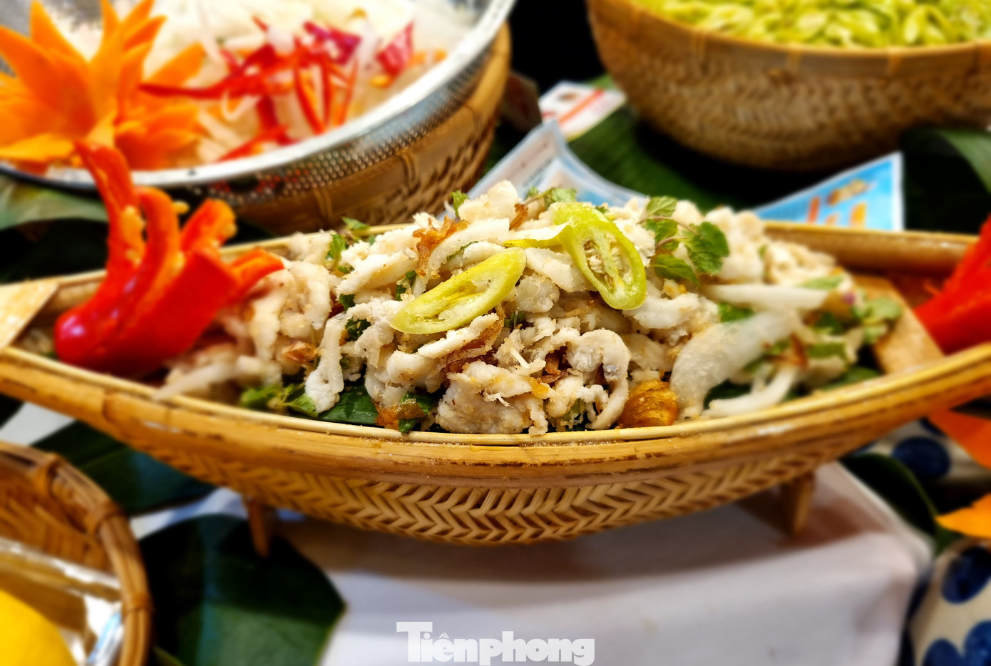 Các món ăn được nấu trực tiếp tại quán, vừa nóng hổi, thơm ngon, kích thích vị giác của thực khách. Nhiều du khách đã nán lại trước các gian hàng rất lâu để được xem cách chế biến của từng món ăn.