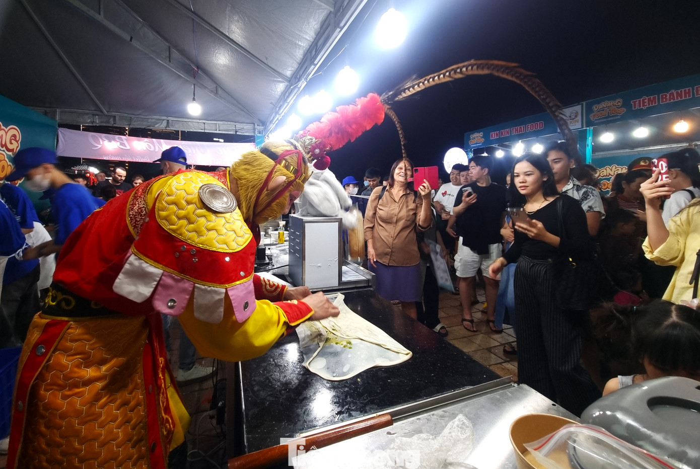 Đầu bếp Tề thiên Đại thánh gây chú ý trong lễ hội. Gian hàng này mang đến các món Trung Quốc như thịt nướng, mì sợi, há cảo, bánh bao...