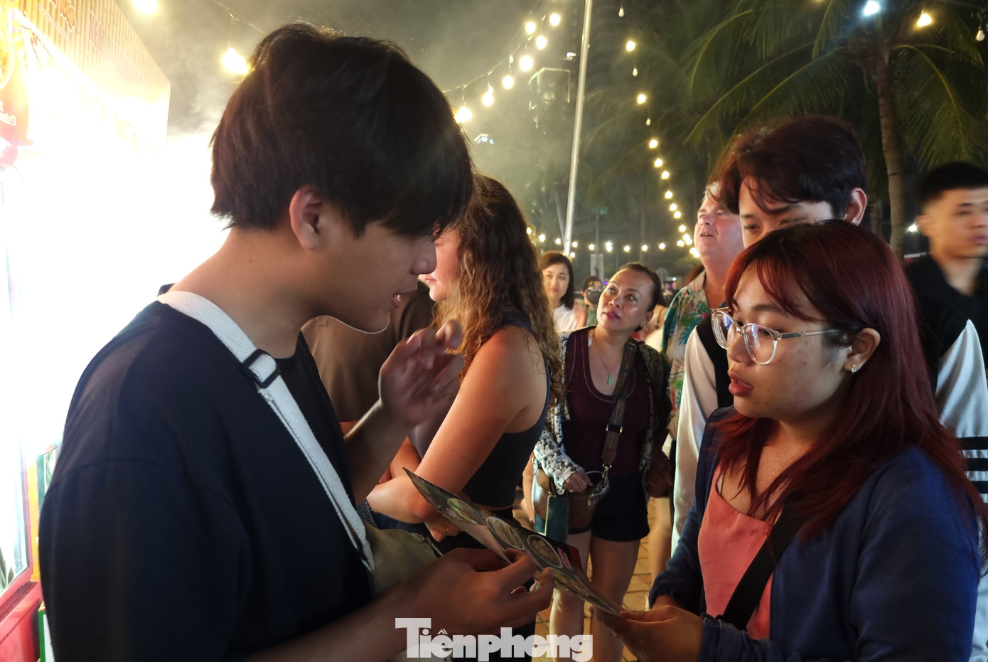 Mới đây, Sở Du lịch còn phối hợp với các đơn vị kinh doanh ẩm thực phát hành 5.000 hộ chiếu ẩm thực Đà Nẵng Food Tour. Khi sử dụng hộ chiếu ẩm thực, người dân và du khách sẽ được tận hưởng ưu đãi riêng tại từng địa điểm ẩm thực được tuyển chọn trong Hộ chiếu…