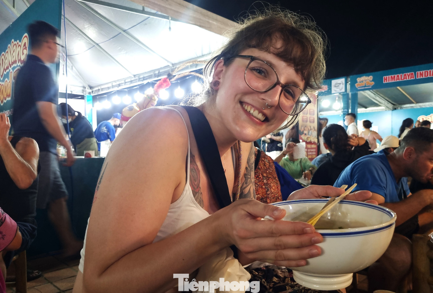Chị Marry (du khách Đức) cho hay đây là lần đầu tiên chị đến Đà Nẵng và cảm thấy rất may mắn khi gặp lễ hội ẩm thực. “Những món ăn tôi tìm hiểu trước khi đến thành phố như mì Quảng, bánh xèo, chè, ốc… đều có ở đây. Không chỉ vậy, tôi còn được ăn thử món ngon của các nước Thái Lan, Trung Quốc, Lào nữa”, chị nói.