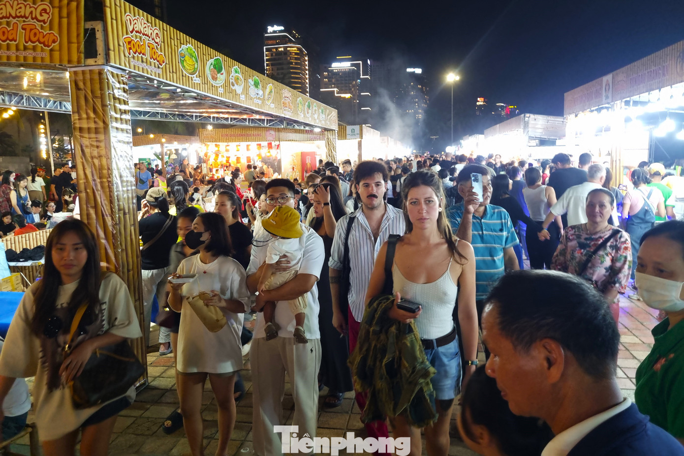 Dòng người nườm nượp, chen chân trong lễ hội ẩm thực. Ảnh: Thanh Hiền.