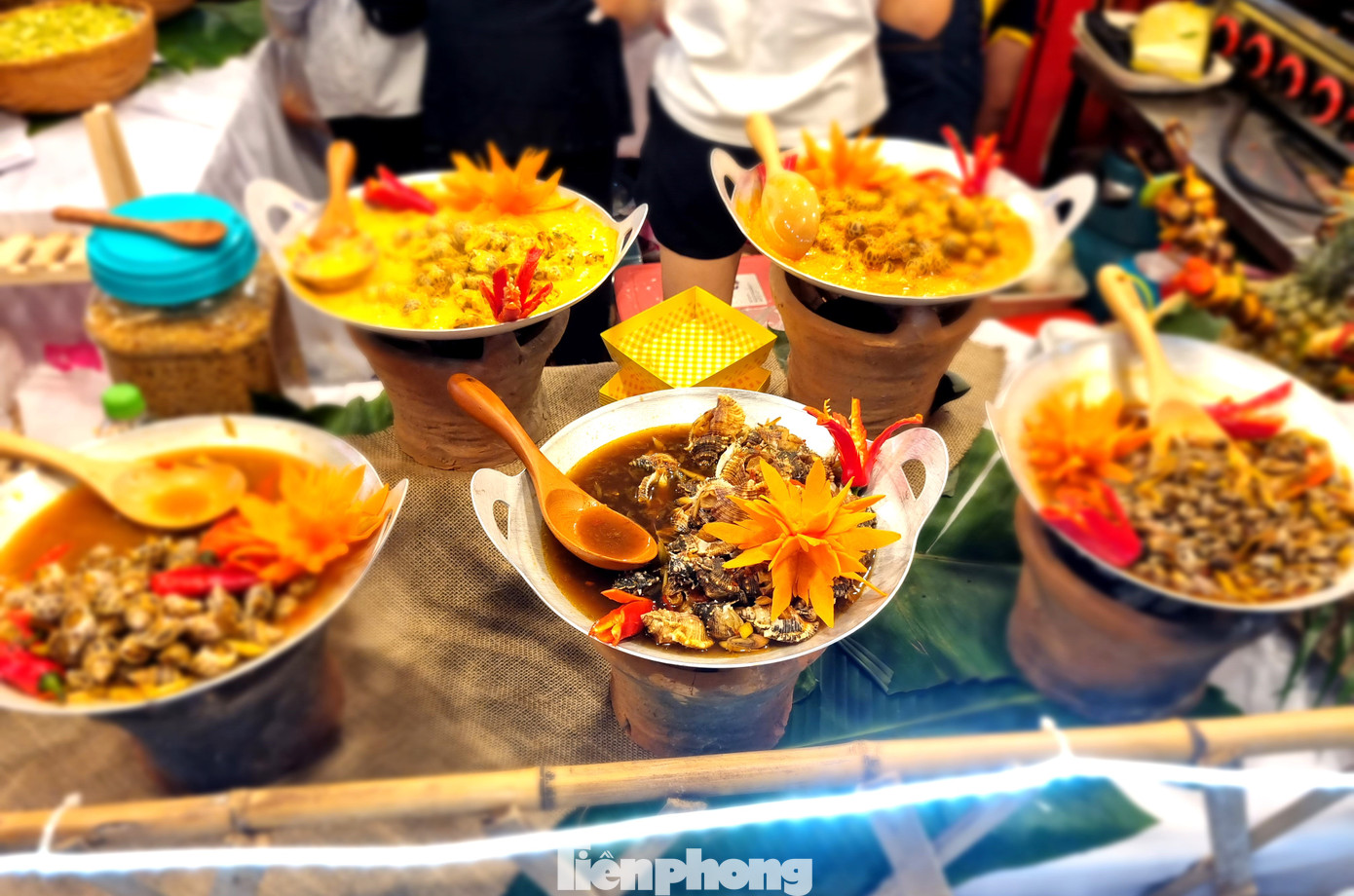 Các món ăn được nấu trực tiếp tại quán, vừa nóng hổi, thơm ngon, kích thích vị giác của thực khách. Nhiều du khách đã nán lại trước các gian hàng rất lâu để được xem cách chế biến của từng món ăn.