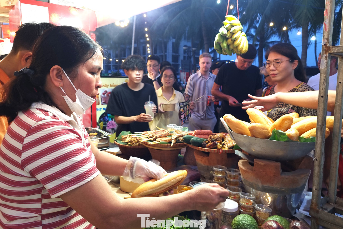 Các món ăn được nấu trực tiếp tại quán, vừa nóng hổi, thơm ngon, kích thích vị giác của thực khách. Nhiều du khách đã nán lại trước các gian hàng rất lâu để được xem cách chế biến của từng món ăn.