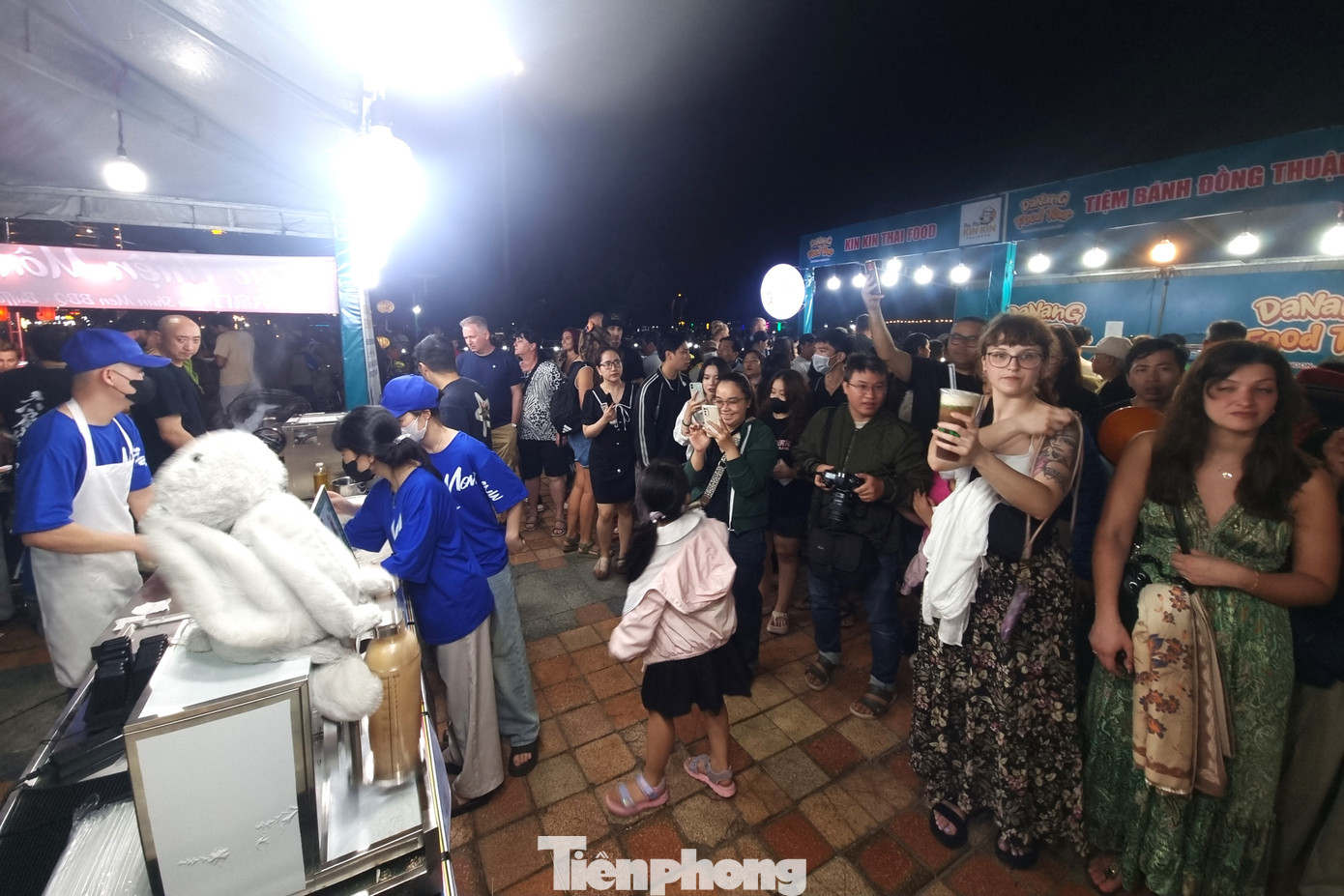 Du khách quốc tế chen chân, xếp hàng chờ đợi mua các món ngon. Anh Jun Ho (du khách Hàn Quốc) tỏ ra phấn khích khi tới lễ hội ẩm thực. "Ở đây có quá nhiều sự lựa chọn. Tôi không biết nên ăn món nào và bỏ món nào. Vì vậy cả gia đình tôi mua mỗi món một phần và cùng nhau thưởng thức. Tôi rất ấn tượng với các món chiên, nướng, bánh mì", anh chia sẻ.