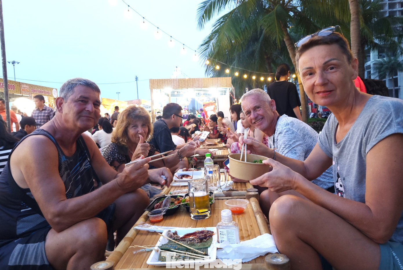 Lễ hội níu chân đông đảo du khách quốc tế. Nhiều năm qua, Đà Nẵng nỗ lực xây dựng sản phẩm du lịch ẩm thực phong phú. Ngoài những món ăn đặc trưng, thành phố còn chú trọng ẩm thực phục vụ từng thị trường khách riêng biệt như Ấn Độ, Hàn Quốc, Nhật Bản...