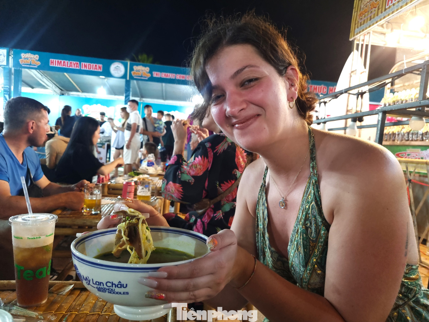 Lễ hội níu chân đông đảo du khách quốc tế. Nhiều năm qua, Đà Nẵng nỗ lực xây dựng sản phẩm du lịch ẩm thực phong phú. Ngoài những món ăn đặc trưng, thành phố còn chú trọng ẩm thực phục vụ từng thị trường khách riêng biệt như Ấn Độ, Hàn Quốc, Nhật Bản...