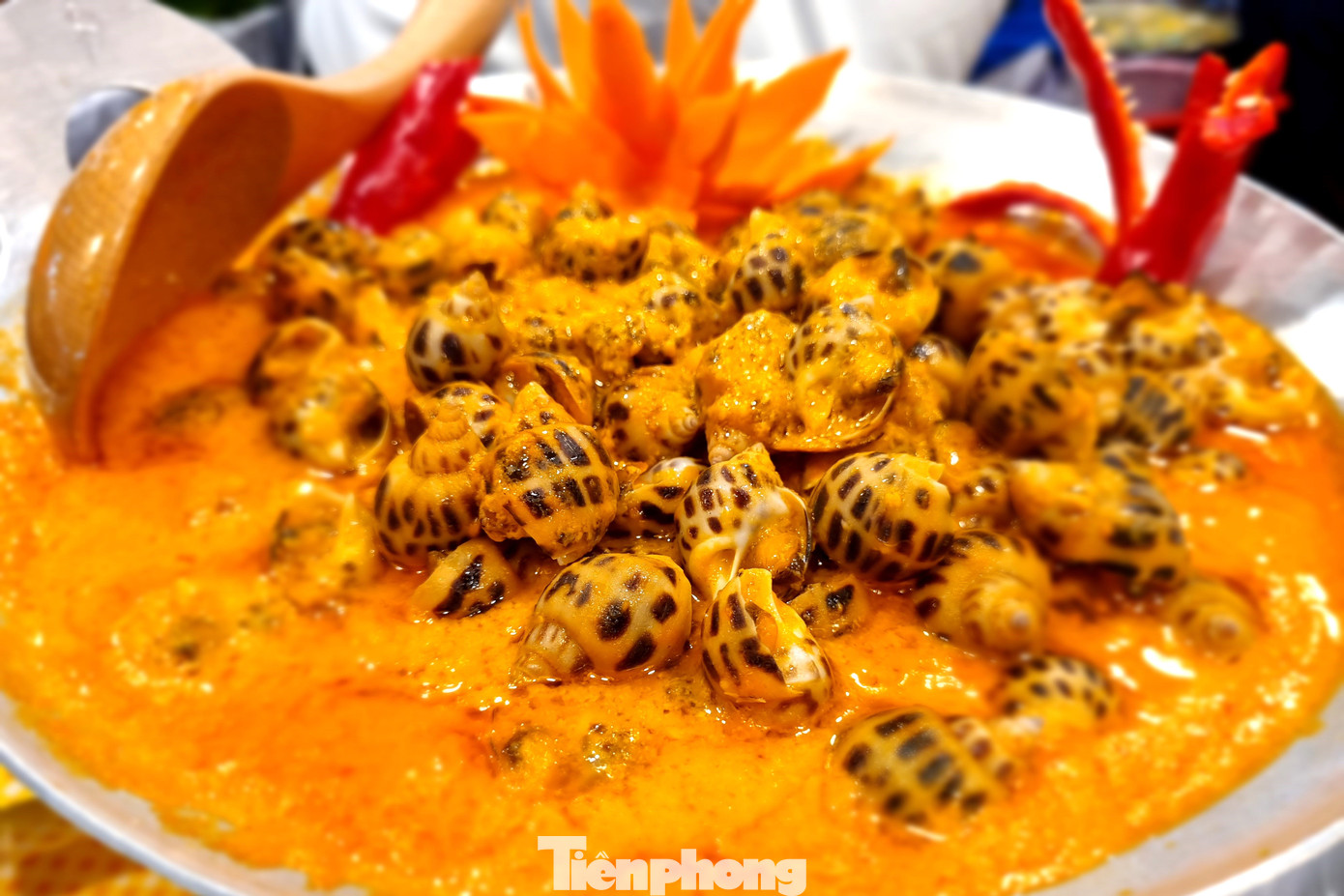 Những món ăn tươi ngon, màu sắc bắt mắt thu hút du khách.