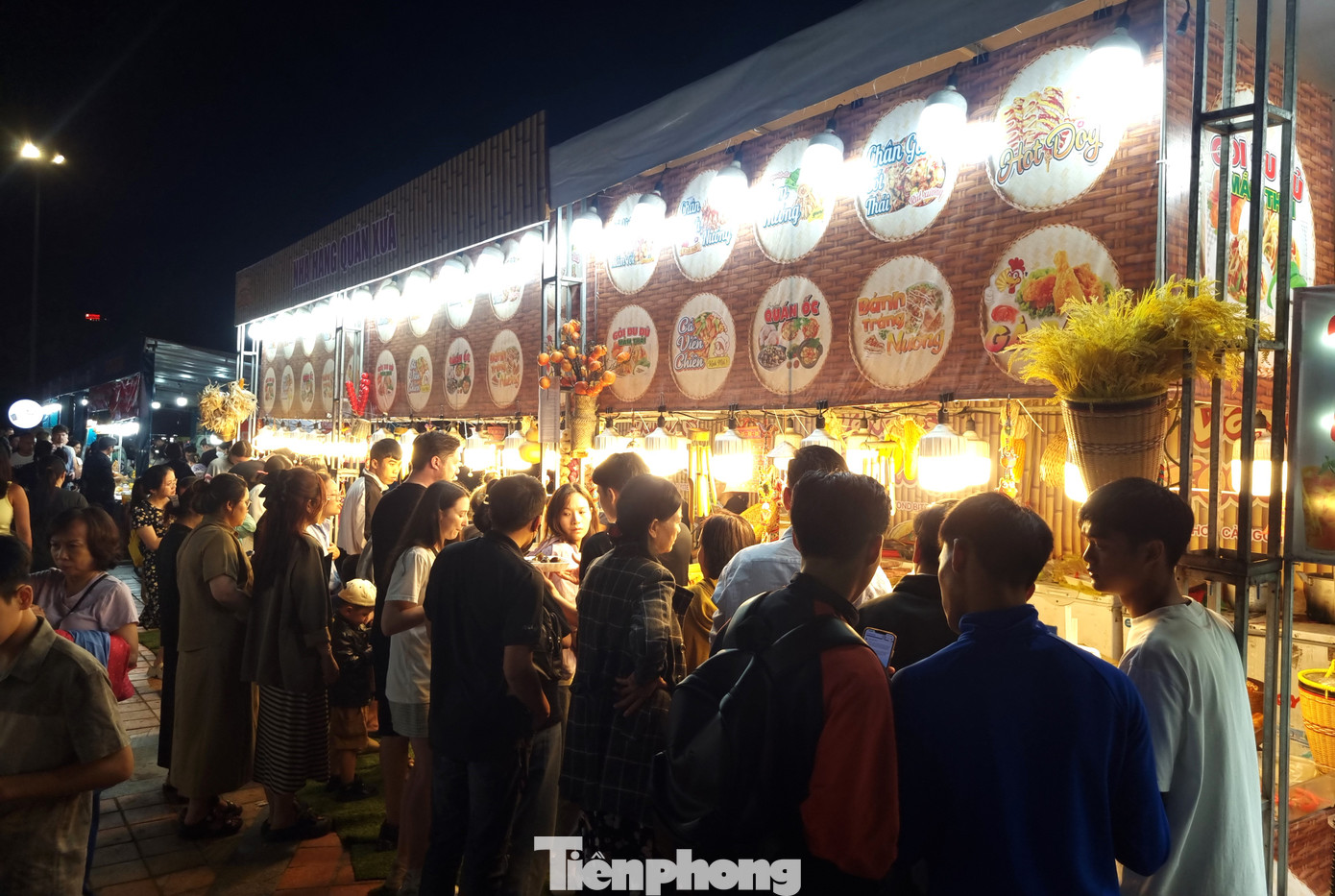 Du khách quốc tế chen chân, xếp hàng chờ đợi mua các món ngon. Anh Jun Ho (du khách Hàn Quốc) tỏ ra phấn khích khi tới lễ hội ẩm thực. "Ở đây có quá nhiều sự lựa chọn. Tôi không biết nên ăn món nào và bỏ món nào. Vì vậy cả gia đình tôi mua mỗi món một phần và cùng nhau thưởng thức. Tôi rất ấn tượng với các món chiên, nướng, bánh mì", anh chia sẻ.