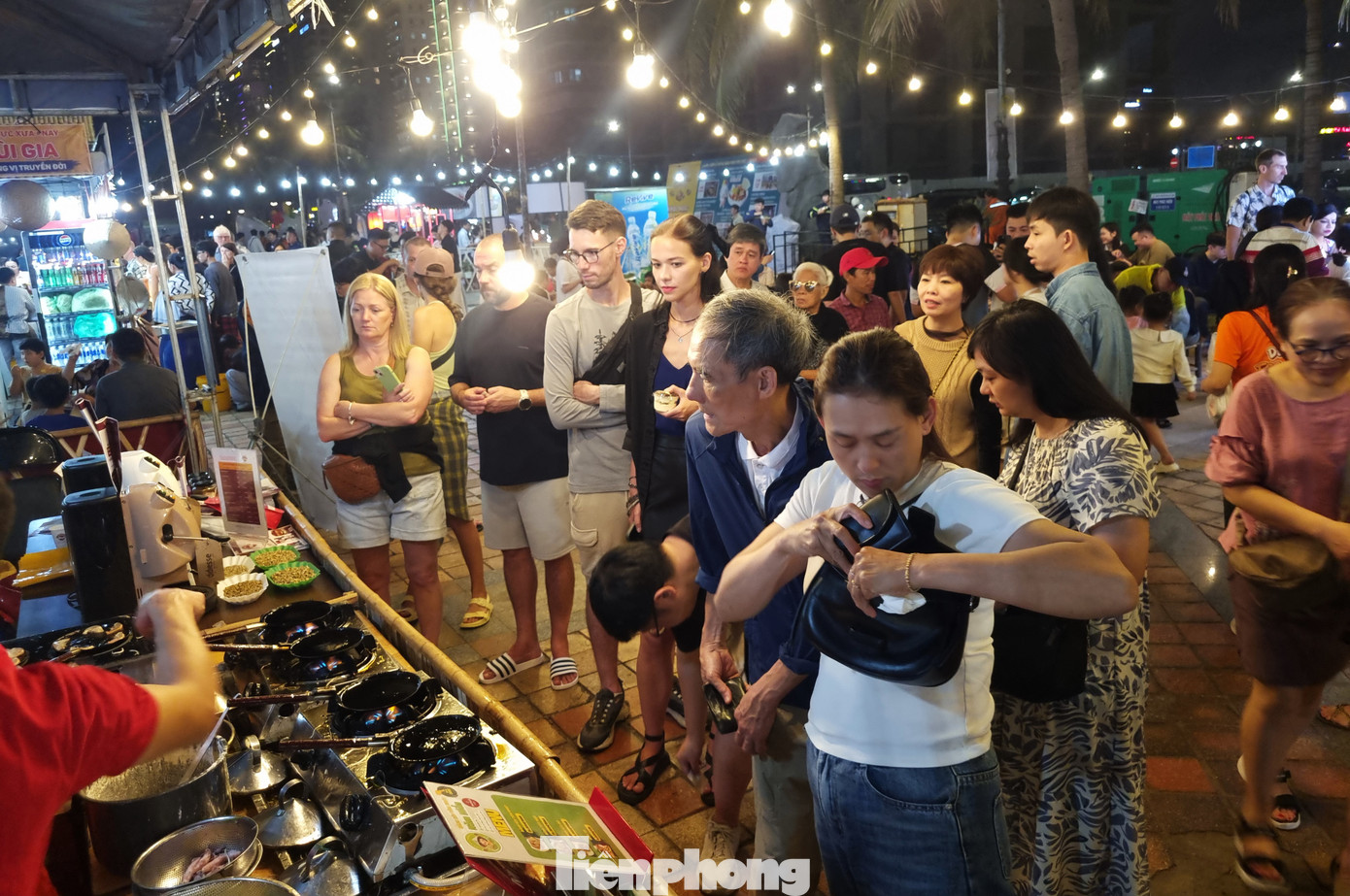 Du khách quốc tế chen chân, xếp hàng chờ đợi mua các món ngon. Anh Jun Ho (du khách Hàn Quốc) tỏ ra phấn khích khi tới lễ hội ẩm thực. "Ở đây có quá nhiều sự lựa chọn. Tôi không biết nên ăn món nào và bỏ món nào. Vì vậy cả gia đình tôi mua mỗi món một phần và cùng nhau thưởng thức. Tôi rất ấn tượng với các món chiên, nướng, bánh mì", anh chia sẻ.