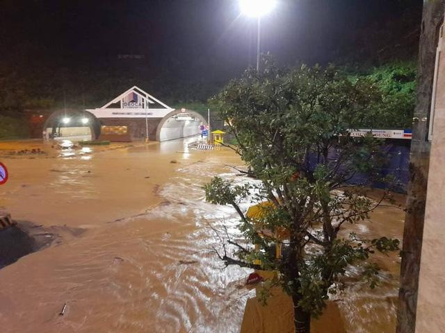 Khu vực phía Nam hầm Hải Vân thất thủ vì nước lũ bủa vây.