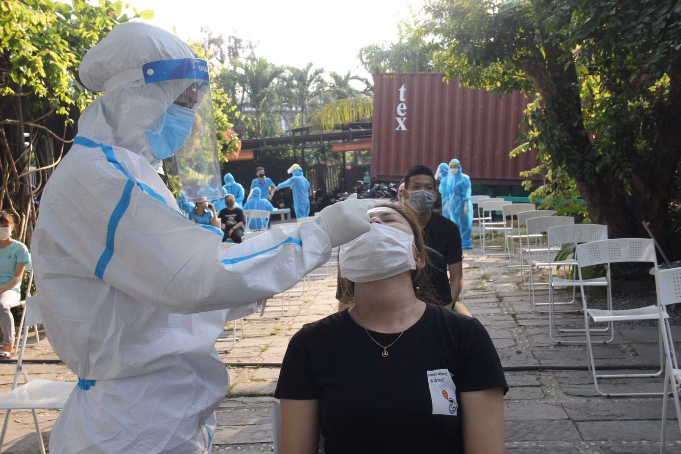 Nhâ viên y tế lẫy mẫu xét nghiệm công nhân KCN An Đồn.