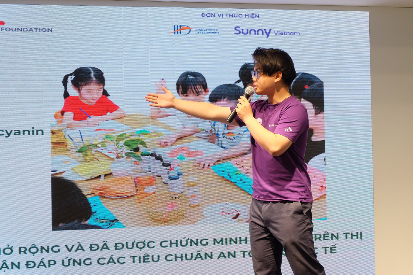 Từ phế phẩm nông sản, sinh viên Đại học Đà Nẵng đã tạo ra mực viết, màu vẽ.