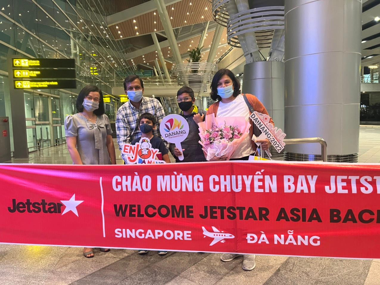 Từ cuối tháng 3, Hãng hàng không Thai Vietjet và Singapore Airlines đã đưa khách quốc tế tới Đà Nẵng. Mới đây, Hãng hàng không Jetstar Asia mở lại hai chuyến bay vào thứ Ba và Chủ Nhật hàng tuần, kết nối Singapore với thành phố. Từ cuối tháng 3, Hãng hàng không Thai Vietjet và Singapore Airlines đã đưa khách quốc tế tới Đà Nẵng. Mới đây, Hãng hàng không Jetstar Asia mở lại hai chuyến bay vào thứ Ba và Chủ Nhật hàng tuần, kết nối Singapore với thành phố.