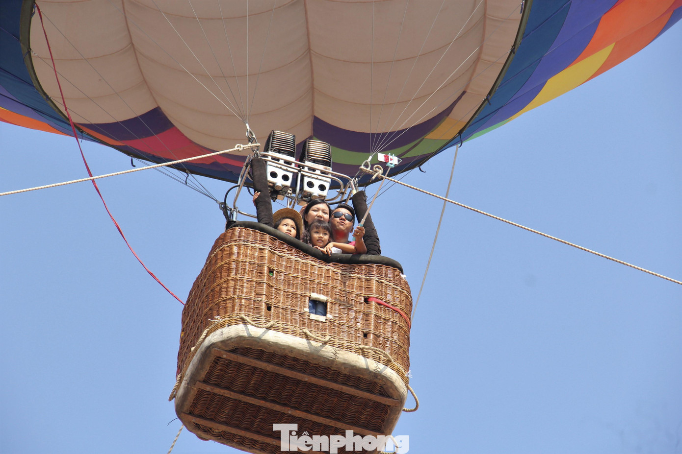 Du khách trải nghiệm bay cùng khinh khí cầu bên bờ biển Đà Nẵng. Ảnh: Thanh Trần.