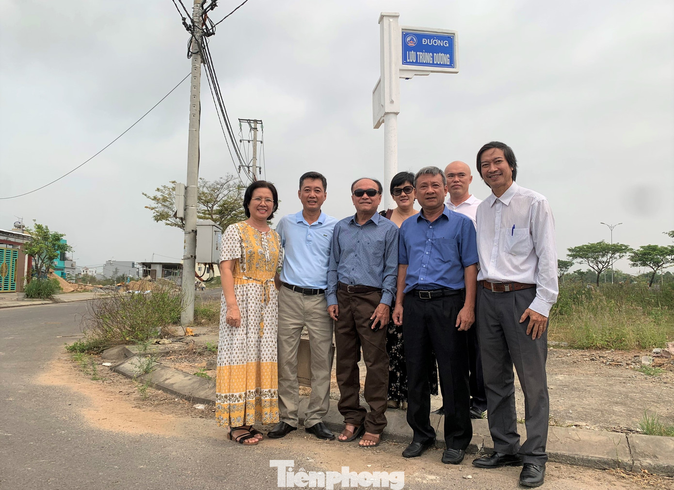 Gia đình nhà thơ Lưu Trùng Dương trên con đường mang tên ông.