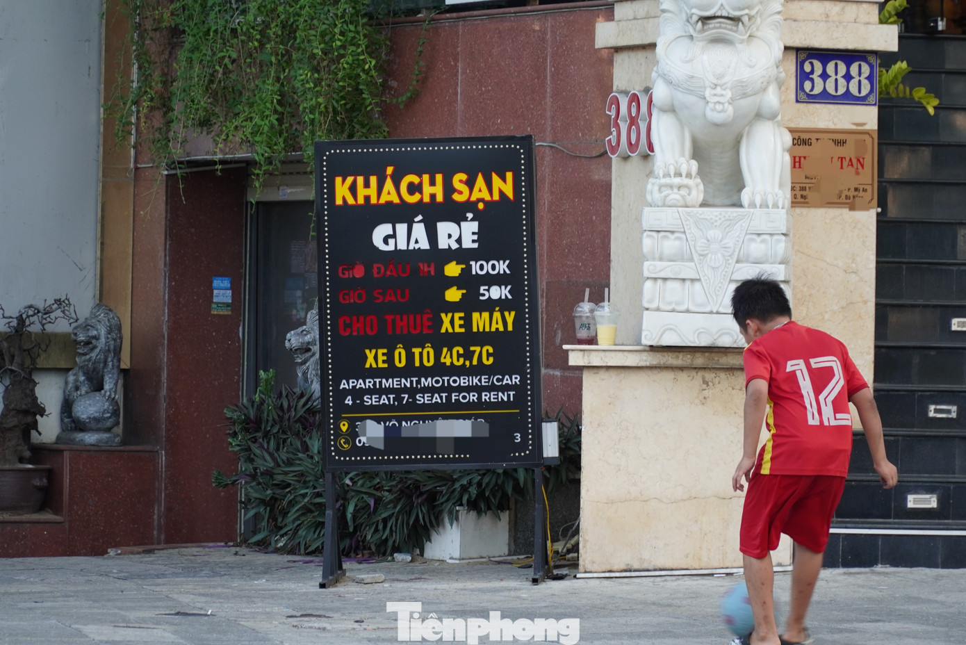 Một khách sạn khác ngay trên tuyến đường ven biển trưng bảng giá rẻ với số tiền theo giờ cụ thể để thu hút du khách. Hiện tại, giá phòng cho khách sạn 4 sao khu vực gần biển chỉ từ 500.000 đồng/phòng, dịp lễ nhưng giá còn rẻ hơn ngày thường. Những cơ sở ở xa biển, xa các điểm vui chơi càng ế ẩm hơn. Các đơn vị này cũng rao bán, giảm giá phòng trên các kênh với quỹ phòng dồi dào, nhưng lượng khách không mấy khả quan. Ảnh: Thanh Hiền.