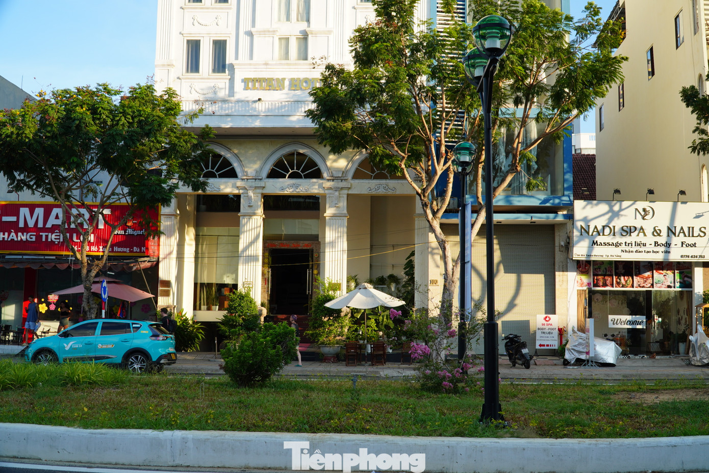 Tuy nhiên trong dịp lễ, trước các khách sạn khá vắng vẻ, chủ yếu xe của khách lẻ. Anh Hoàng Hà, chủ một khách sạn trên đường Hồ Nghinh (quận Sơn Trà) cho hay hiện tại, số lượng phòng đặt từ ngày 31/8-2/9 chỉ đạt khoảng 60%. “Ngày thường khách sạn bán phòng dao động từ 600.000 - 700.000 đồng/phòng, nay lễ đã hạ xuống 500.000 đồng, bao bữa sáng nhưng cũng rất ít khách”, anh nói. Ảnh: Thanh Hiền.