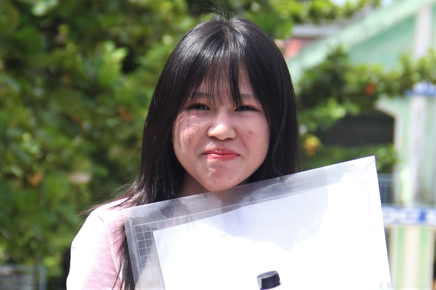 Thí sinh Trần Hoài An (THPT Trần Phú) cho hay ở phần Đọc hiểu, 2 câu đầu đã có sẵn đáp án trong đề, 2 câu sau chỉ cần suy nghĩ thêm là có thể làm được. “Phần là Văn yêu cầu trình bày suy nghĩ về ý nghĩa của việc “tôn trọng cá tính” em thấy rất phù hợp với các bạn gen Z, là thế hệ rất cá tính. Đề ra cởi mở, cho phép mỗi thí sinh bày tỏ quan điểm của mình”, An nói. Theo An, đề thi năm nay các bạn thi khối xã hội sẽ dễ đạt điểm cao, còn lại chỉ cần nắm kiến thức cơ bản cũng dễ dàng đạt từ điểm 5 trở lên.