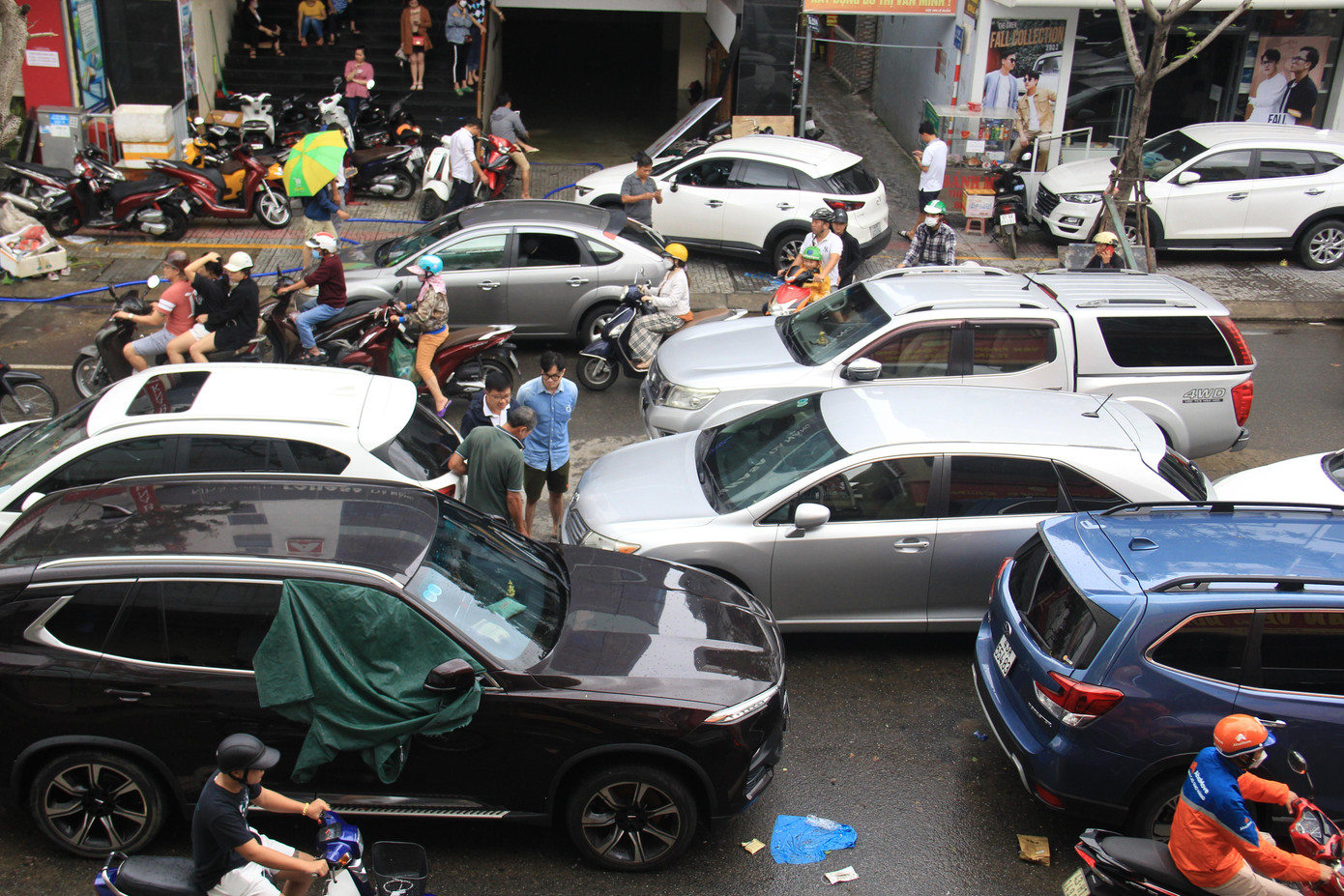 Nhiều chủ xe bất lực nhìn những chiếc xe nằm im trên đường, phần vì lo thiệt hại tài sản, phần vì lo lắng không gọi được thợ sửa xe hay cứu hộ xe.