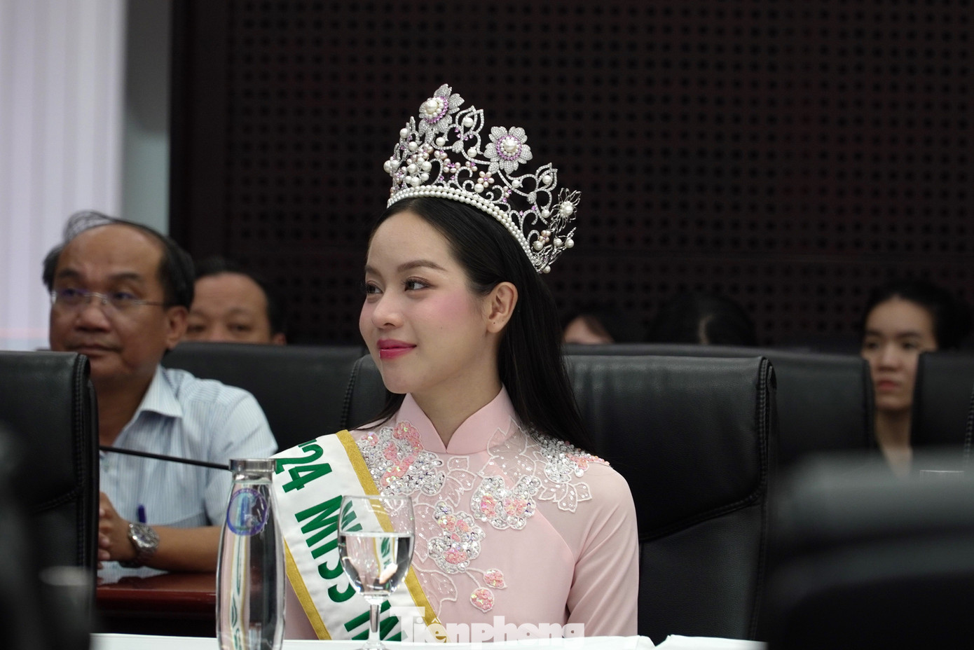 “Ở Miss International 2024, khi giới thiệu về mình, tôi nói đến từ Đà Nẵng, các thí sinh khác đã ồ lên, hỏi tôi đó là nơi có cầu Rồng, có bãi biển rất đẹp có đúng không? Tôi không ngờ Đà Nẵng mình nổi tiếng và được bạn bè quốc tế biết nhiều đến vậy. Lúc đó tôi rất hạnh phúc và tự hào”, cô nói. Hoa hậu chia sẻ thêm trong mỗi cuộc thi, chương trình, hoạt động hay các buổi giao lưu, cô đều giới thiệu, quảng bá về Đà Nẵng cũng như đất nước Việt Nam. Cô còn mang cả cà phê tặng bàn bè quốc tế, được mọi người đón nhận. “Họ uống hết, khen rất ngon và còn xin thêm. Nhưng Thủy nói muốn uống cà phê nữa thì hãy đến Đà Nẵng, đến Việt Nam”, hoa hậu hài hước.
