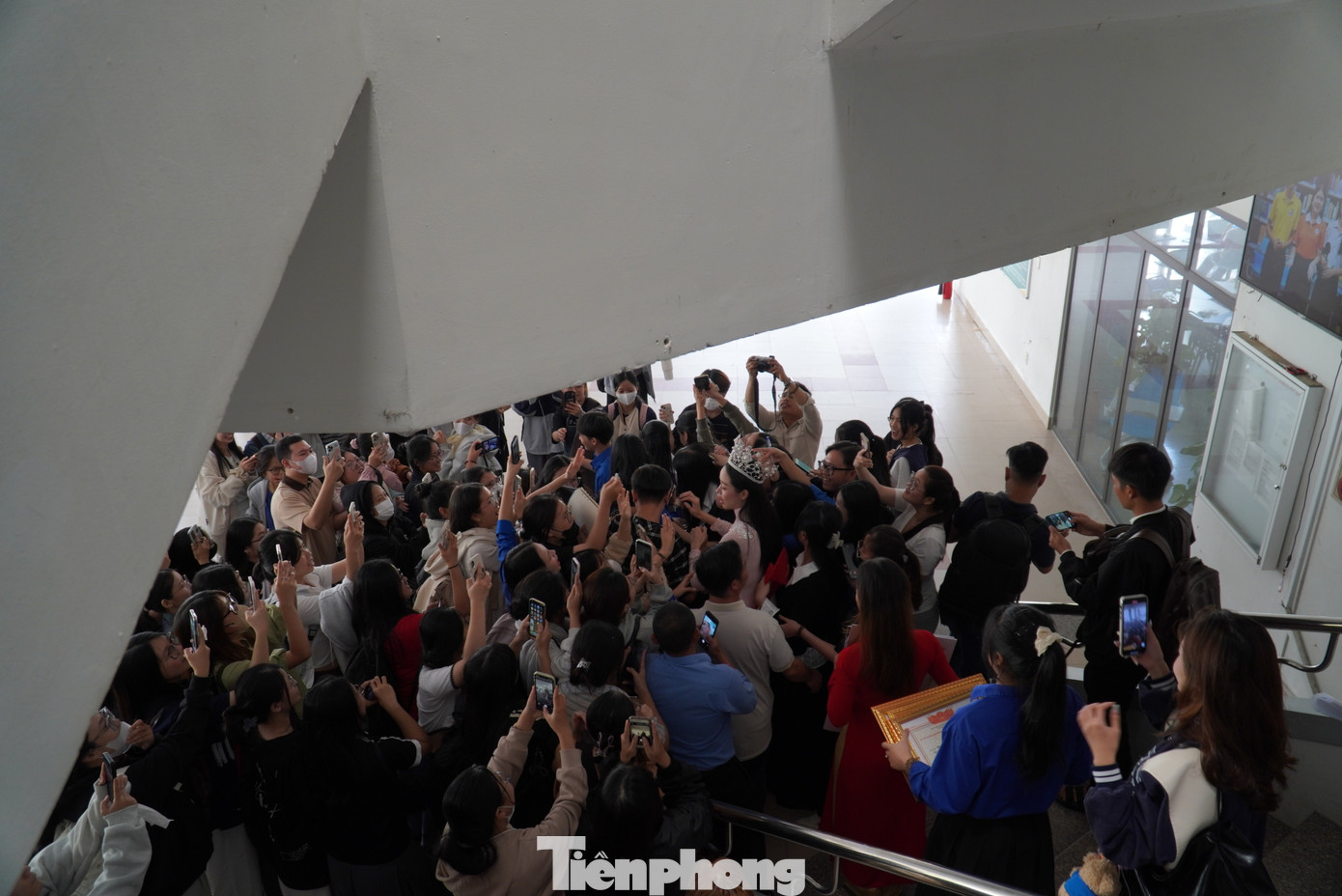 Thanh Thủy trong vòng tay chào đón của thầy cô, bè bạn.