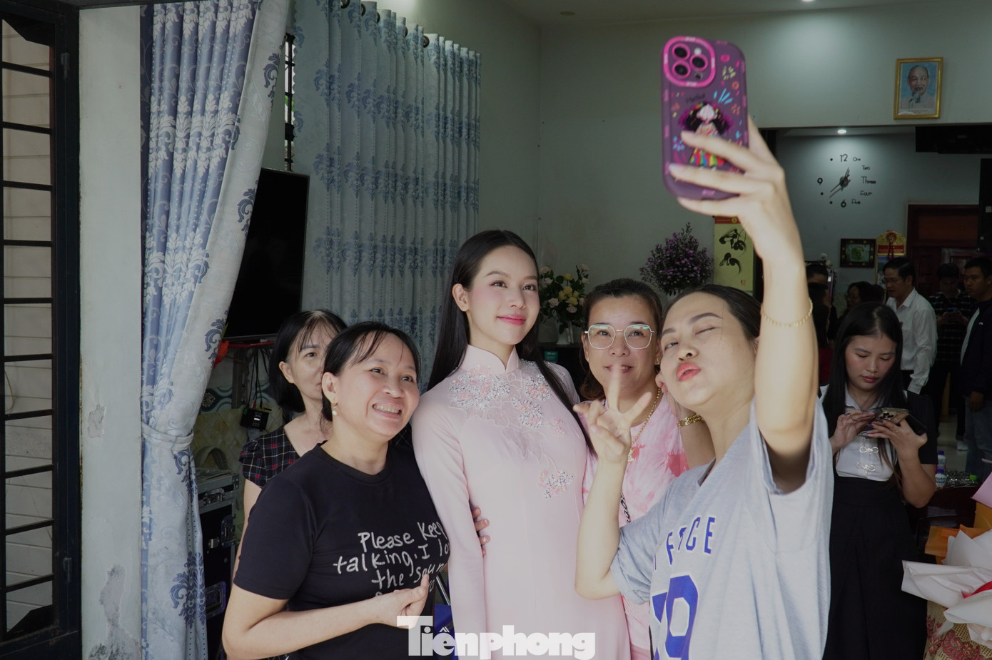 Thanh Thủy được hàng xóm đánh giá là cô gái ngoan ngoãn, lễ phép, dịu dàng, thân thiện với mọi người. "Tui chưa từng nghe điều gì không hay về cháu, cháu đẹp người đẹp cả nết. Cháu là niềm tự hào. Dễ gì có khu dân cư nào có hoa hậu, mà lại là hoa hậu 2 lần, 2 cuộc thi danh giá", bà Liễu tấm tắc khen.