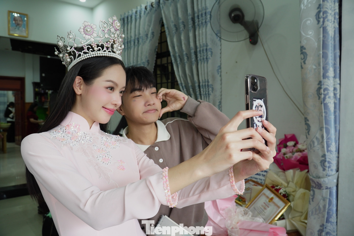 "Fan" hàng xóm kéo đến nhà Thanh Thủy. "Đang bán hàng ngoài chợ Hòa Khánh, nghe tin hoa hậu Thanh Thủy về nhà, tui vứt hàng lại, chỉ cầm theo cái xách tiền lật đật chạy tới đây. Phải gặp một chút chứ giờ là Hoa hậu Quốc tế rồi, dễ gì cháu được về nhà thường xuyên nữa", bà Trần Thị Thu cười nói.