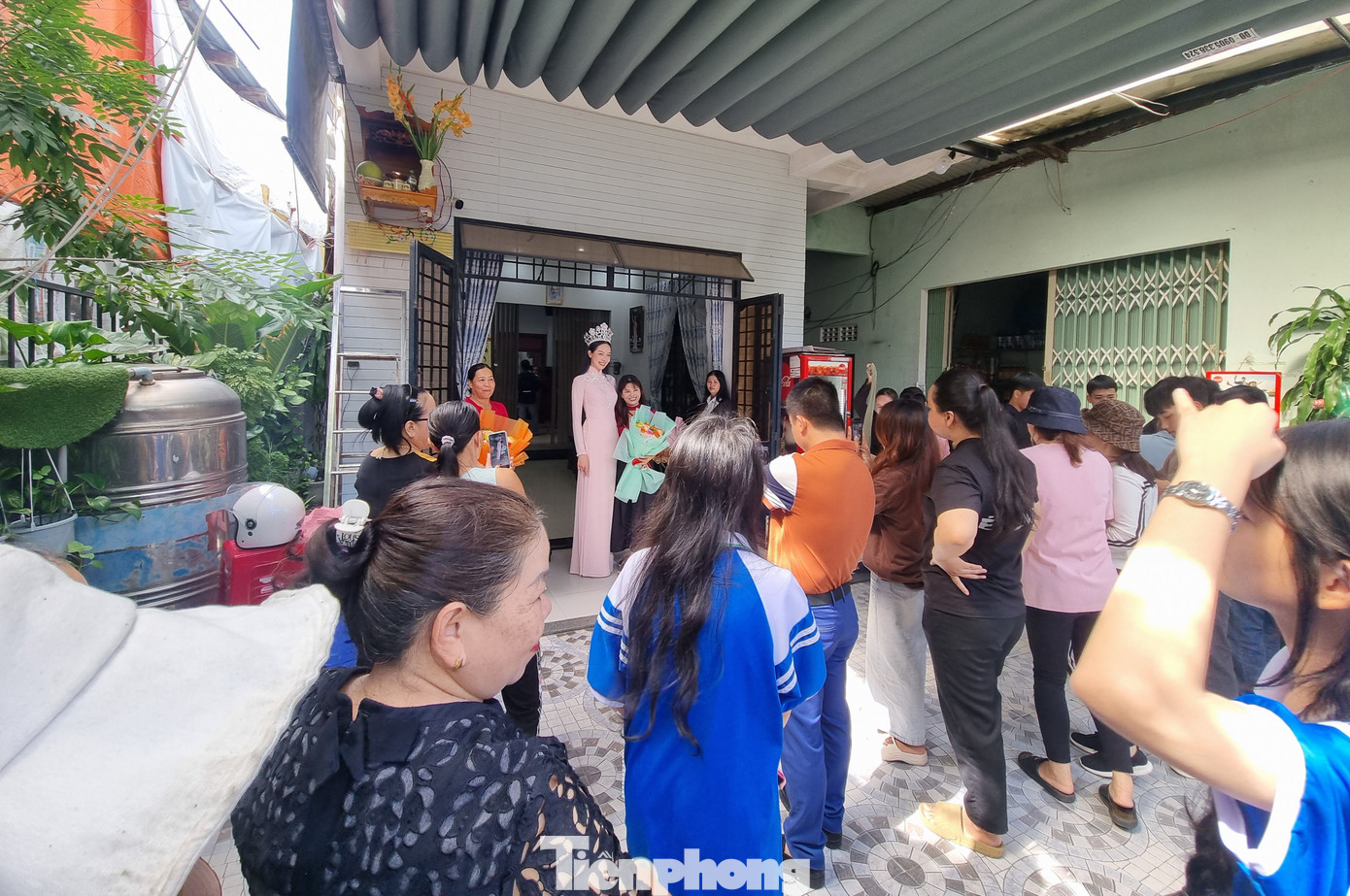 Nghe tin "bé Tít" hoa hậu về nhà, bà con rủ nhau đến đứng đợi ngoài cổng. Bà Bùi Thị Liễu (tổ 45) chia sẻ từ hồi Thanh Thủy đăng quang Hoa hậu Việt Nam, bà thường xuyên đọc thông tin về Thủy. Đến khi đăng quang Hoa hậu Quốc tế, bà theo dõi cả trang Facebook, ngóng Thủy về Đà Nẵng từng ngày. Ảnh: Thanh Hiền.