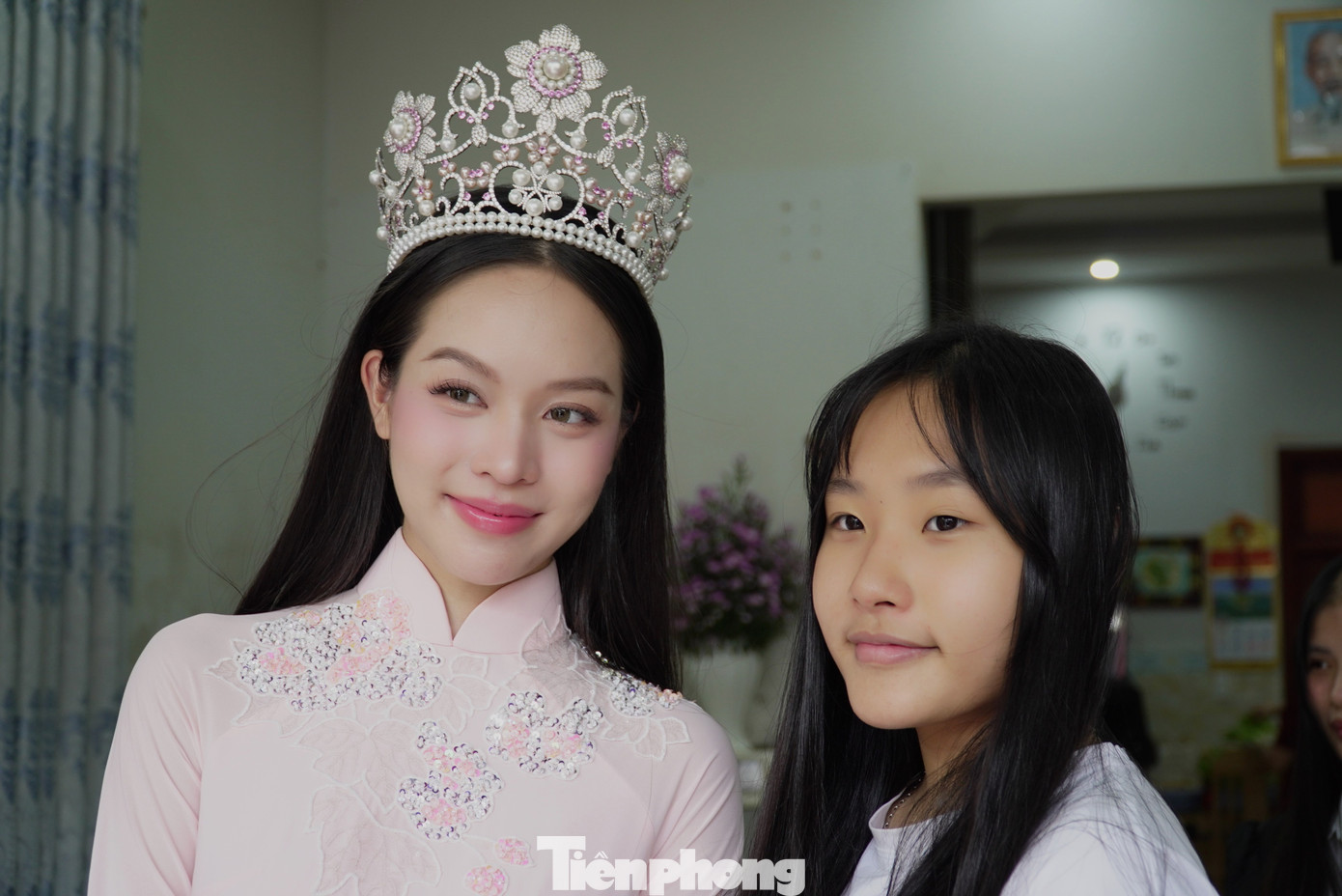 "Fan" hàng xóm kéo đến nhà Thanh Thủy. "Đang bán hàng ngoài chợ Hòa Khánh, nghe tin hoa hậu Thanh Thủy về nhà, tui vứt hàng lại, chỉ cầm theo cái xách tiền lật đật chạy tới đây. Phải gặp một chút chứ giờ là Hoa hậu Quốc tế rồi, dễ gì cháu được về nhà thường xuyên nữa", bà Trần Thị Thu cười nói.