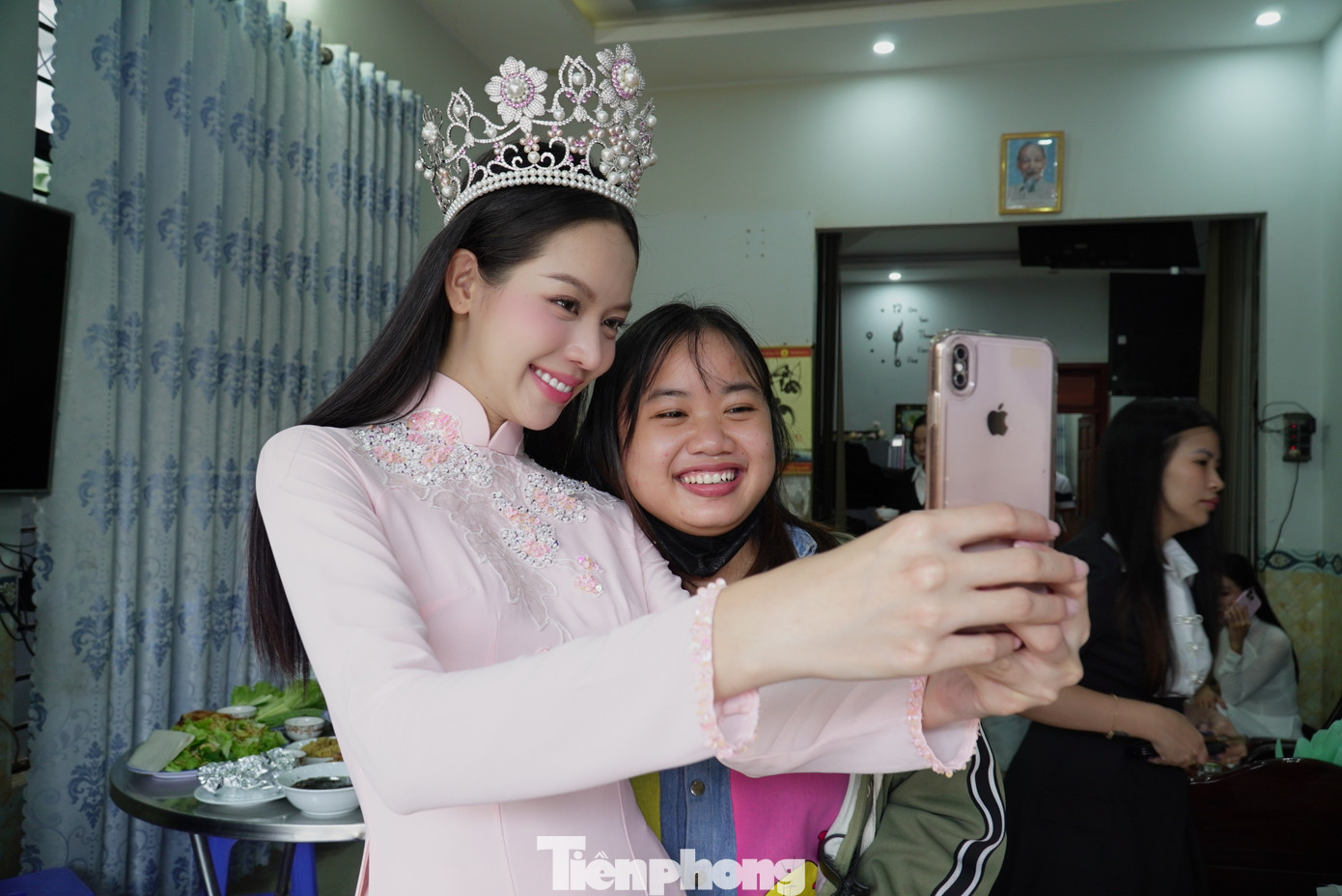 Hoa hậu Quốc tế chiều "fan hàng xóm", Thanh Thủy chia sẻ hạnh phúc khi được mọi người ở xóm nhỏ chào đón. Cô cũng biết ơn vì mọi người đã luôn kề cạnh động viên, khích lệ cô trong hành trình vừa qua.