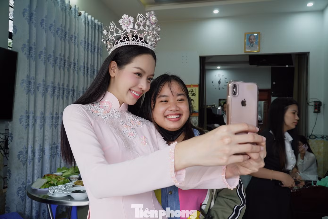 Hoa hậu Quốc tế chiều "fan hàng xóm", Thanh Thủy chia sẻ hạnh phúc khi được mọi người ở xóm nhỏ chào đón. Cô cũng biết ơn vì mọi người đã luôn kề cạnh động viên, khích lệ cô trong hành trình vừa qua.