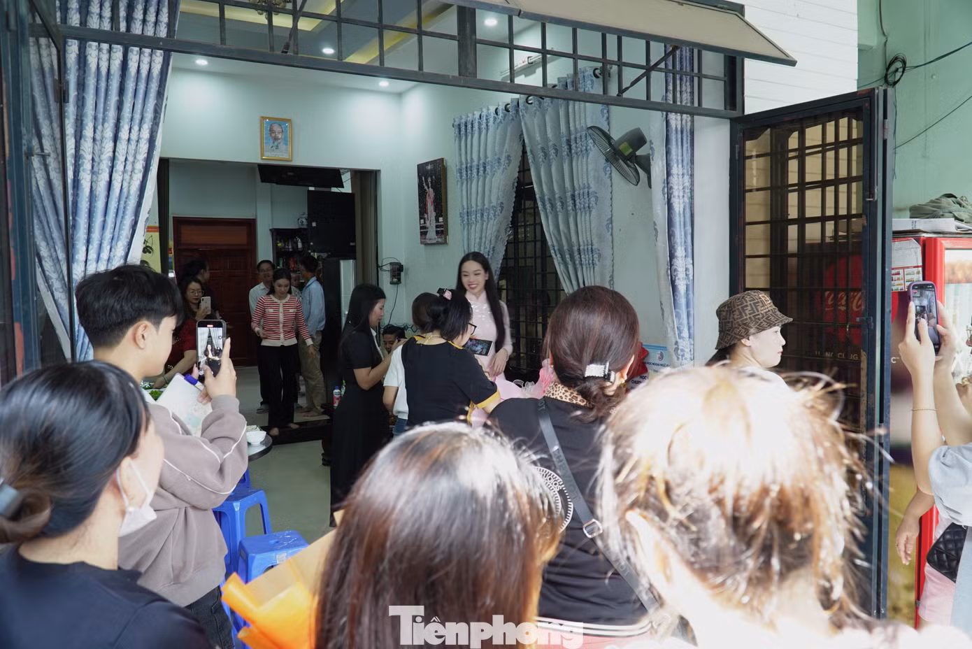 "Fan" hàng xóm kéo đến nhà Thanh Thủy. "Đang bán hàng ngoài chợ Hòa Khánh, nghe tin hoa hậu Thanh Thủy về nhà, tui vứt hàng lại, chỉ cầm theo cái xách tiền lật đật chạy tới đây. Phải gặp một chút chứ giờ là Hoa hậu Quốc tế rồi, dễ gì cháu được về nhà thường xuyên nữa", bà Trần Thị Thu cười nói.