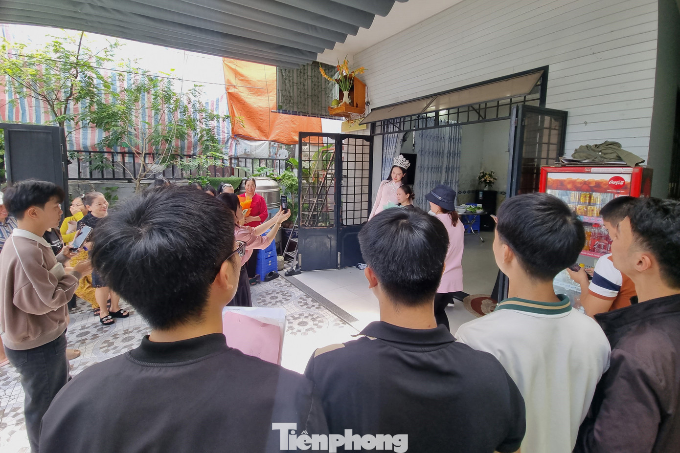 "Fan" hàng xóm kéo đến nhà Thanh Thủy. "Đang bán hàng ngoài chợ Hòa Khánh, nghe tin hoa hậu Thanh Thủy về nhà, tui vứt hàng lại, chỉ cầm theo cái xách tiền lật đật chạy tới đây. Phải gặp một chút chứ giờ là Hoa hậu Quốc tế rồi, dễ gì cháu được về nhà thường xuyên nữa", bà Trần Thị Thu cười nói.