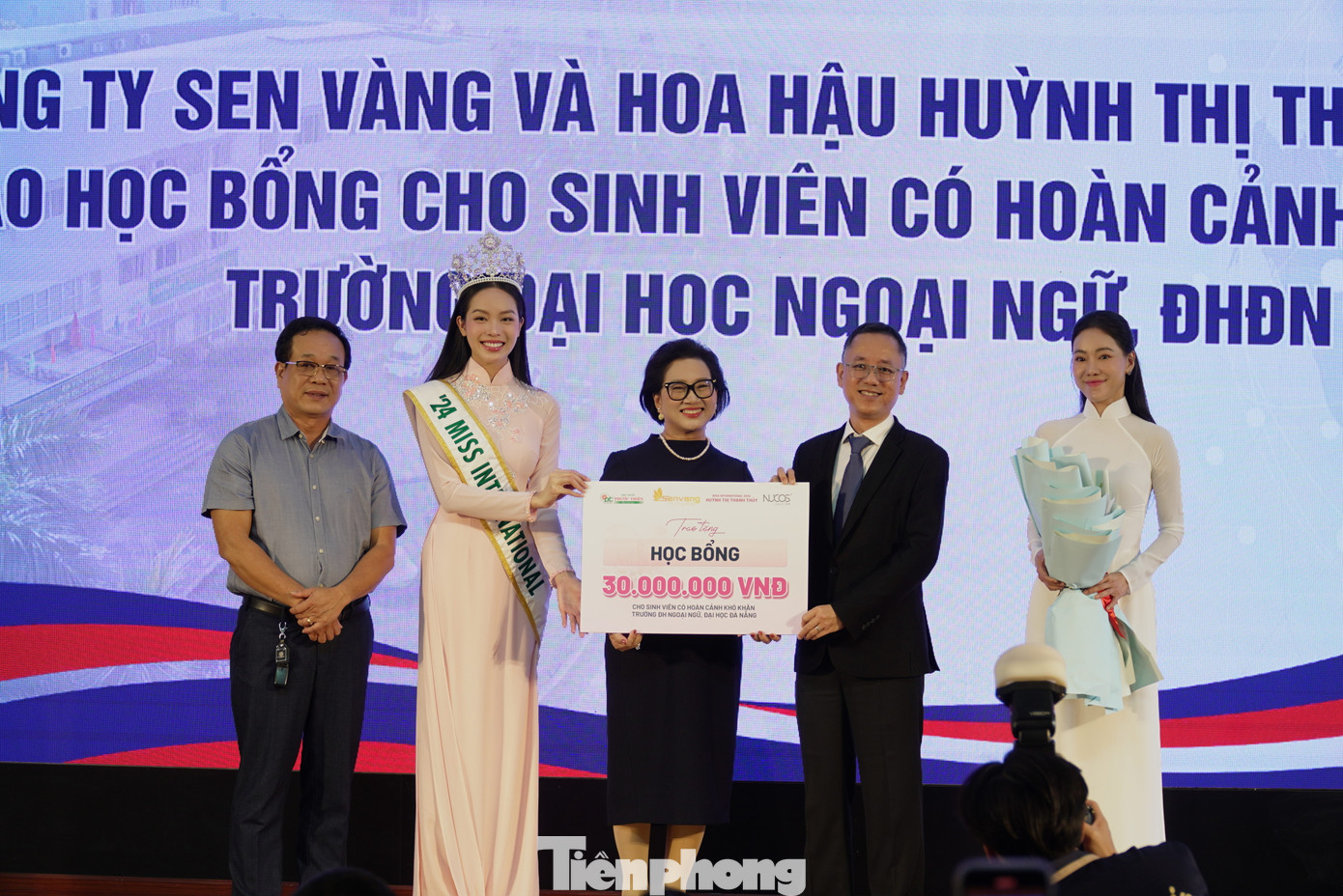 Miss International năm 2024 cũng trao tặng học bổng 30 triệu đồng cho những bạn sinh viên khó khăn trong trường.