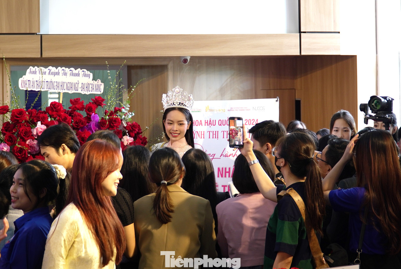 Thanh Thủy trong vòng tay chào đón của thầy cô, bè bạn.