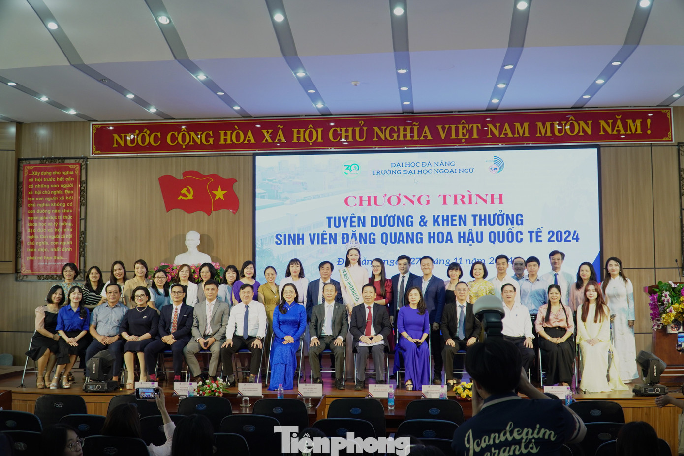 Thanh Thủy trong vòng tay chào đón của thầy cô, bè bạn.