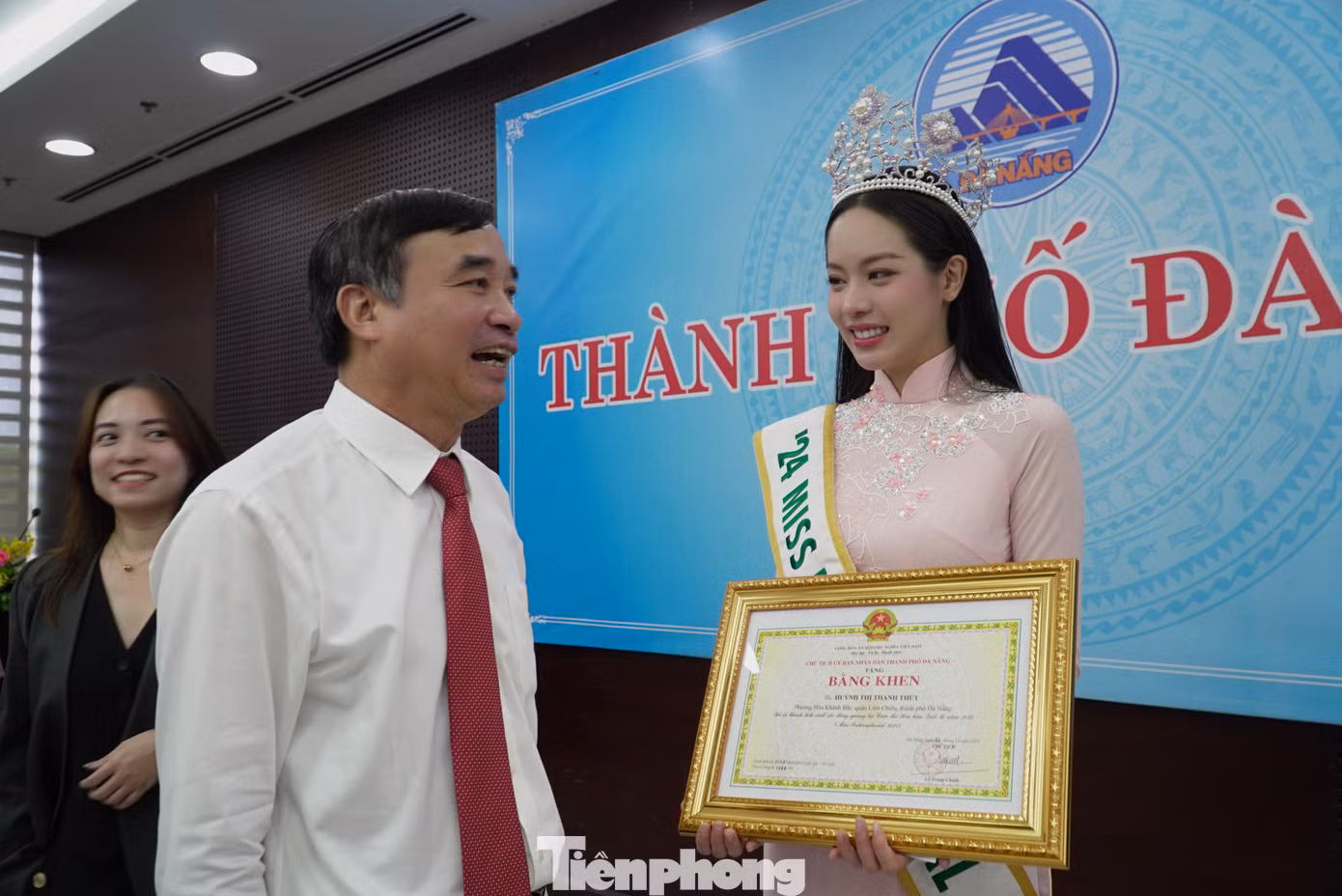 Ông Lê Trung Chinh - Chủ tịch UBND TP Đà Nẵng - chúc mừng những kết quả của hoa hậu Thanh Thủy. Ông cho hay Đà Nẵng đang thực hiện nhiều chủ trương chính sách phát triển thành phố, trong đó rất chú trọng đào tạo nhân lực chất lượng cao và du lịch. “Mong rằng hoa hậu trong các hoạt động sẽ quan tâm, dành tình cảm cho thành phố, đồng thời xem xét làm đại sứ du lịch cho Đà Nẵng”, Chủ tịch UBND TP Đà Nẵng bày tỏ.