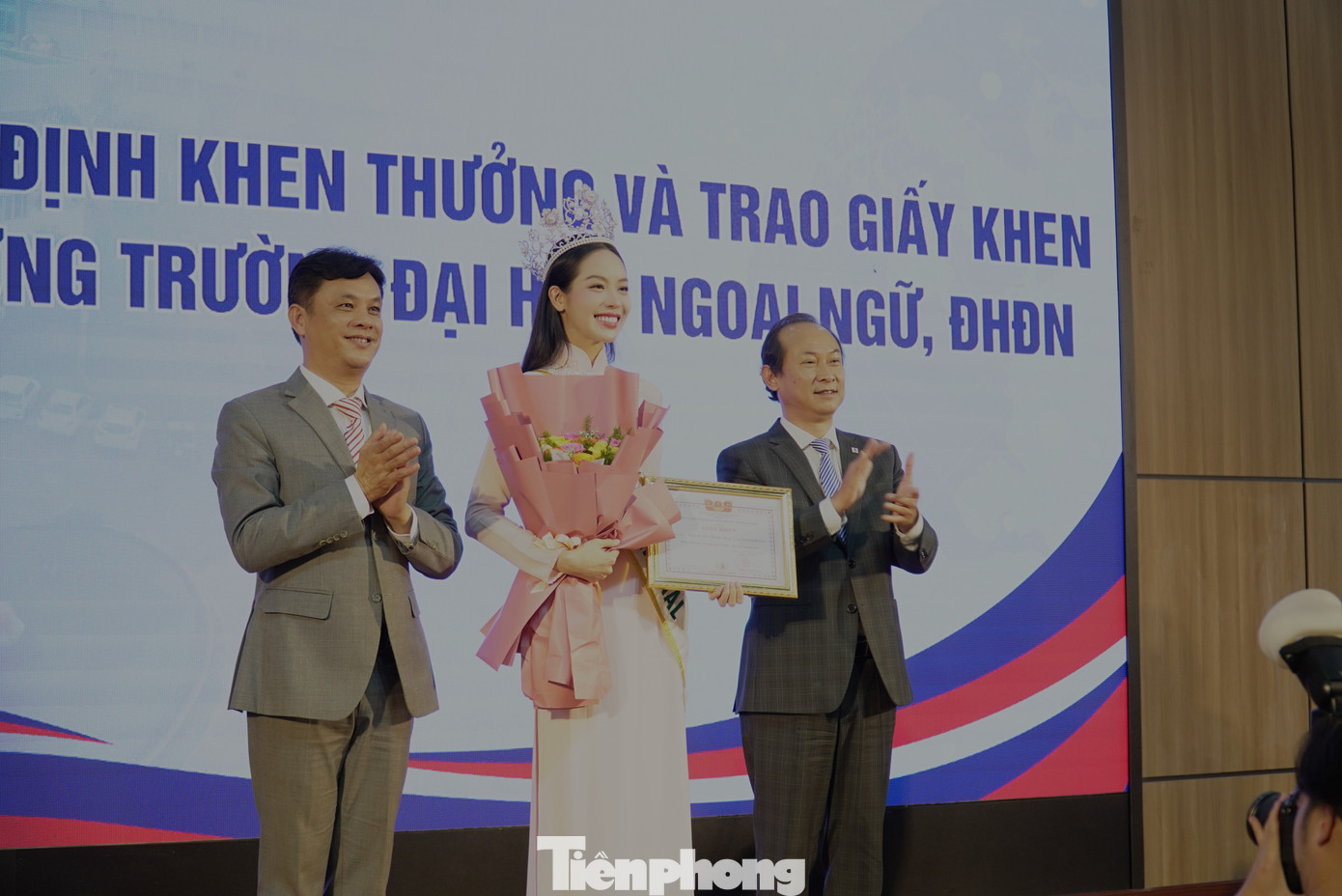 Thanh Thủy hiện là sinh viên ngành Tiếng Anh Thương mại Chất lượng cao, Khoa Tiếng Anh chuyên ngành. PGS.TS. Trần Hữu Phúc, Hiệu trưởng nhà trường (bìa phải) chúc mừng tân Hoa hậu Quốc tế. Chiến thắng của sinh viên Thanh Thủy không chỉ là kết quả xứng đáng cho cả quá trình nỗ lực của cô, mà còn là niềm tự hào của nhà trường. “Thanh Thủy lan tỏa nguồn năng lượng tích cực cho sinh viên, giới trẻ, khích lệ các bạn cố gắng, nỗ lực, dám chinh phục những đỉnh cao để khẳng định mình”, thầy nói.