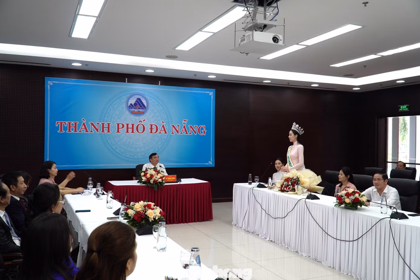 Trong sáng cùng ngày, hoa hậu cũng tới chào hỏi UBND TP Đà Nẵng. Thanh Thủy chia sẻ cô sinh ra và lớn lên ở thành phố ven sông Hàn hơn 20 năm qua nên có tình yêu đặc biệt, đi đâu cũng nhớ về Đà Nẵng. Với cô, thành phố không chỉ là quê hương mà còn là niềm tự hào.