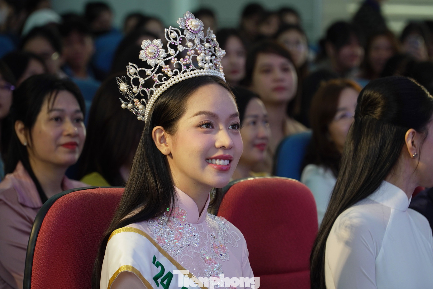 Ngày 27/11, Hoa hậu Quốc tế Huỳnh Thị Thanh Thủy trở về Đà Nẵng sau hai tuần đăng quang. Nơi đầu tiên cô đến là Đại học Ngoại ngữ (Đại học Đà Nẵng).Thanh Thủy chia sẻ đây là lần thứ 3 cô vinh dự được vinh danh trên sân khấu nhà trường. Lần đầu khi giành Hoa khôi sinh viên Đại học Đà Nẵng, lần thứ hai là Hoa hậu Việt Nam và giờ là Hoa hậu Quốc tế. Ảnh: Thanh Hiền.