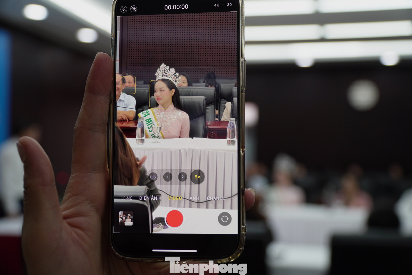 Thanh Thủy trong vòng tay chào đón của thầy cô, bè bạn.