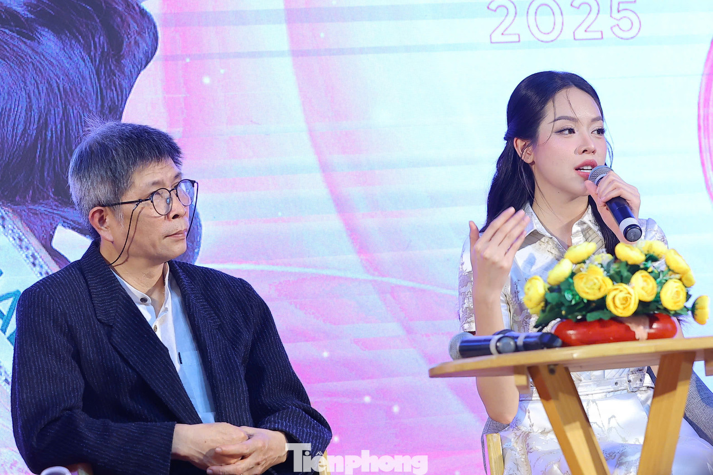 Đại diện ban tổ chức cuộc thi cùng Hoa hậu Thanh Thủy giao lưu với các thí sinh tại Đà Nẵng.