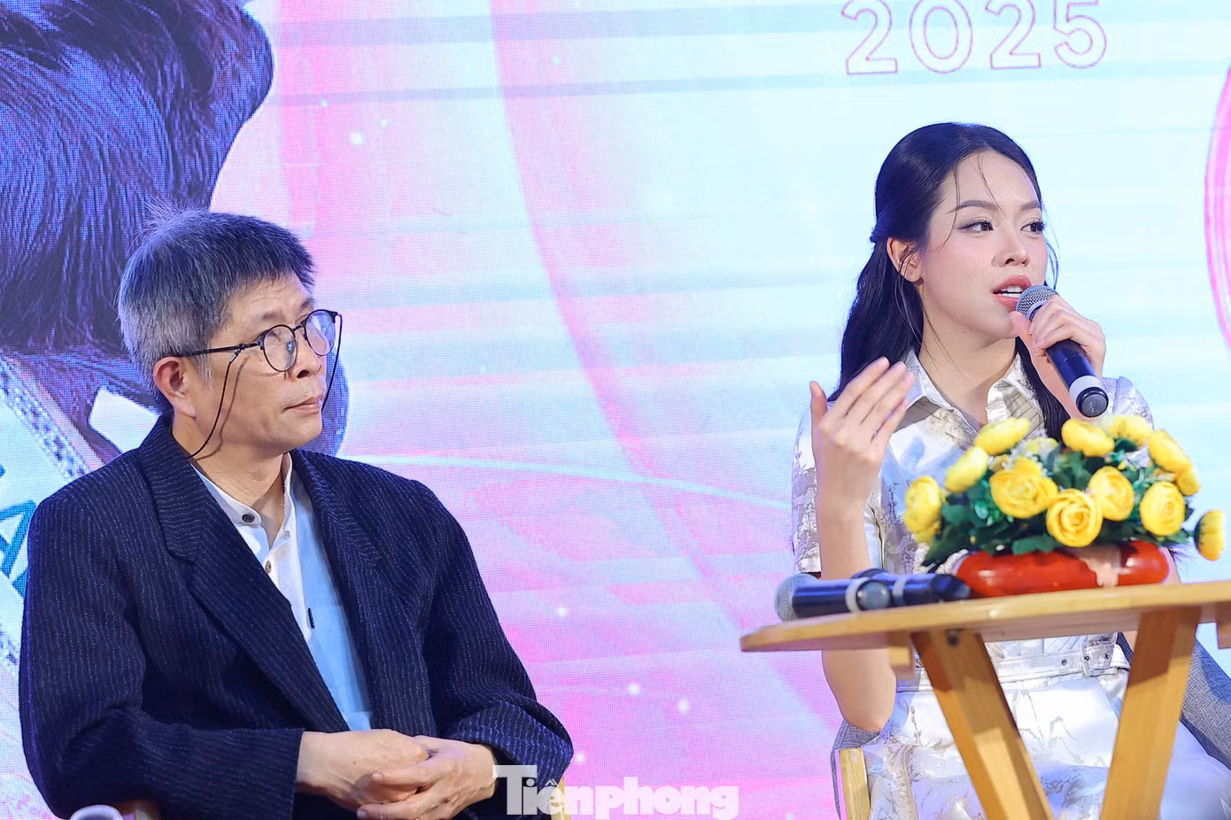 Đại diện ban tổ chức cuộc thi cùng Hoa hậu Thanh Thủy giao lưu với các thí sinh tại Đà Nẵng.
