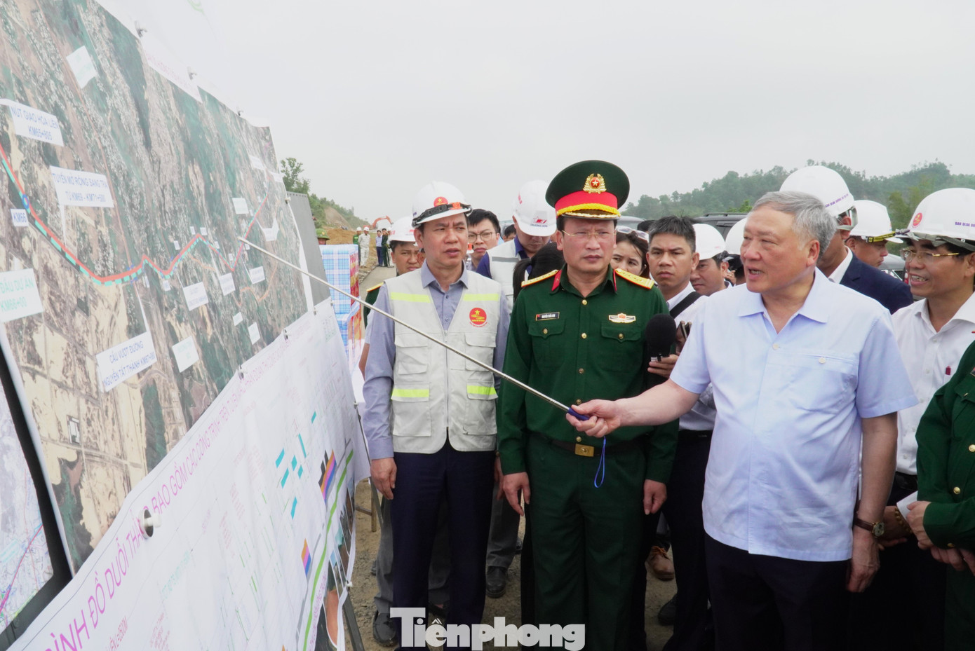 Phó Thủ tướng Nguyễn Hòa Bình tại buổi kiểm tra dự án cao tốc Hòa Liên - Túy Loan. Ảnh: Thanh Hiền.